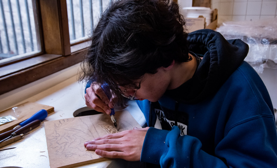 “Calderari: amar, além do mar” une trajetória do artista paranaense às criações de jovens talentos