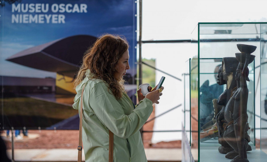 Comunidade de Foz participa de encontro com equipe do Centre Pompidou Paraná para debater novo museu