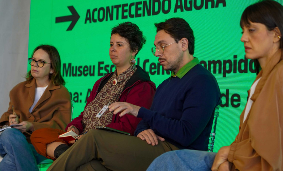 Comunidade de Foz participa de encontro com equipe do Centre Pompidou Paraná para debater novo museu