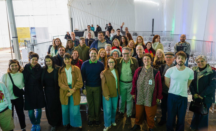 Comunidade de Foz participa de encontro com equipe do Centre Pompidou Paraná para debater novo museu