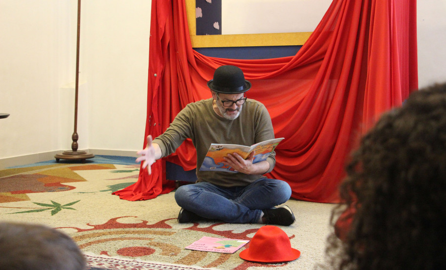 Biblioteca Pública do Paraná (BPP) - SEÇÃO INFANTIL  - Brincando de ler Atividades orientadas que estimulam crianças e visitantes a procurar por livros, com breves leituras.