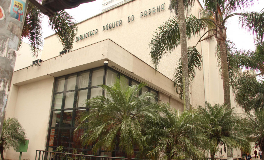 Biblioteca Pública do Paraná (BPP) - Cândido n.º 164 — Em setembro, a edição 164 do jornal “Cândido” traz na reportagem principal os clubes de leitura para mulheres, assinada pela jornalista Cecilia Zarpelon. A matéria revela um crescente número de adeptas das rodas, e os debates que extrapolam a questão literária, formando comunidades de escuta entre mulheres e visibilizando autorias femininas.