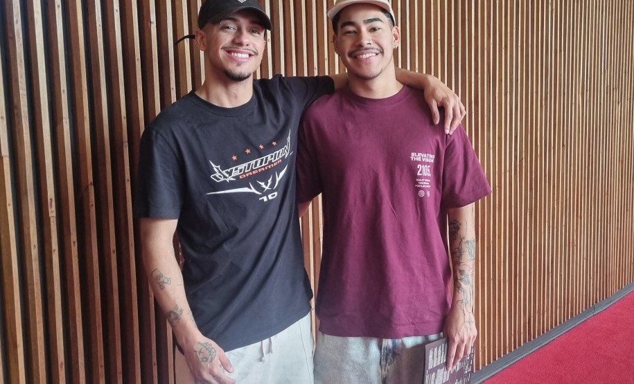 Com o tema amizade, emoção do público marca concerto da Orquestra Sinfônica do Paraná. Na foto, Fábio e Vinicius