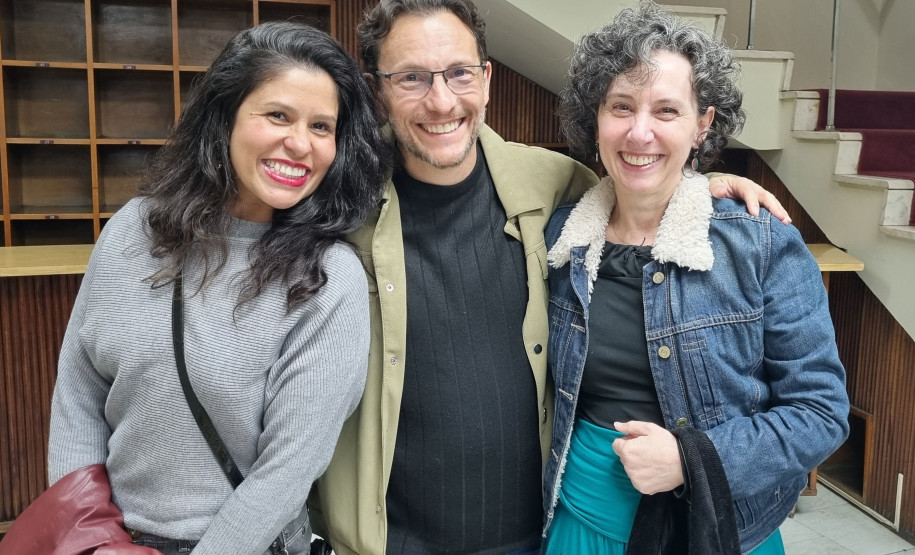 Balé Teatro Guaíra: duas noites de casa cheia marcam sucesso de V.I.C.A. e Stol no Guairinha. Na foto, a educadora física Daniela Lopes Machado (esq.) assistiu ao Balé Teatro Guaíra com os amigos