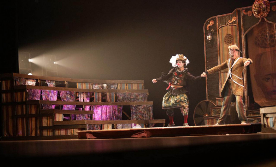 Com teatro lotado, G2 Cia. de Dança encerra 35º Festival de Cascavel