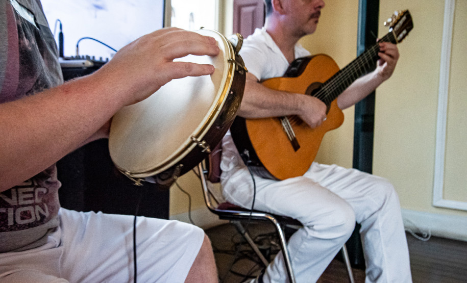 Museu da Imagem e do Som -MIS-PR - Tons Vizinhos – Toda quarta tem música boa no MIS-PR! O Tons Vizinhos é uma parceria com os estudantes e professores da Escola de Música e Belas Artes do Paraná (Embap), da Universidade Estadual do Paraná (Unespar).