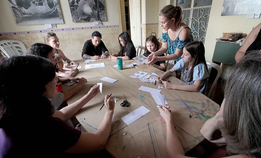 Debate sobre história das trilhas sonoras, aula sobre arquitetura prisional e visita guiada temática integram programação de setembro do MIS-PR