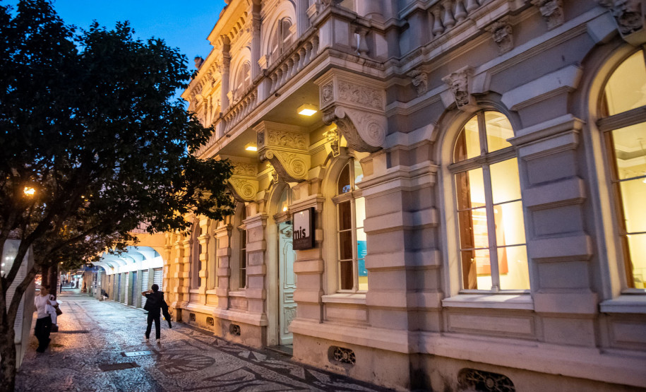 Museu da Imagem e do Som (MIS-PR) - Primavera dos Museus – Dia 25 (quinta-feira), às 15h, o Museu da Imagem e do Som do Paraná promove uma palestra com o geógrafo Rafael Balestieri, que irá tratar da relação entre museus, seus acervos e a crise climática.Museu da Imagem e do Som (MIS-PR) - Primavera dos Museus -