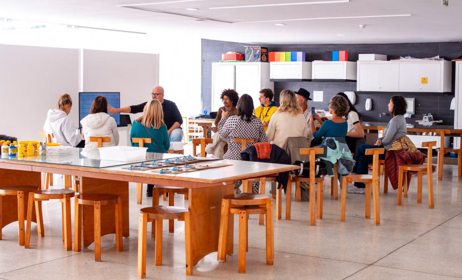 Museu Oscar Niemeyer (MON) - MON na Escola | Páginas (im)possíveis | Oficina de livro de artista: Em duas sessões na quarta-feira (24), o MON na Escola, ação educativa que busca ampliar a margem de diálogo entre o museu e a sala de aula, vai refletir sobre as possibilidades da linguagem denominada “livro de artista”.