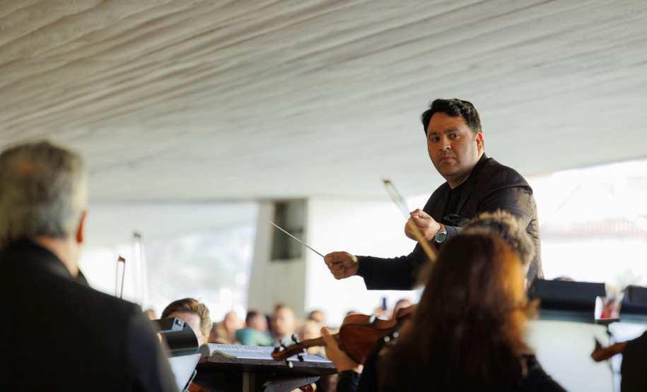Orquestra Sinfônica do Paraná interpreta Shostakovich e Elgar no próximo domingo - Sob regência do maestro convidado Roberto Ramos, o público terá a oportunidade de ouvir duas obras que dialogam com a amizade e a memória: o "Concerto nº 2 para Violino", do russo Dmitri Shostakovich, interpretado pelo solista convidado Alessandro Borgomanero, e as célebres "Variações Enigma", do inglês Edward Elgar