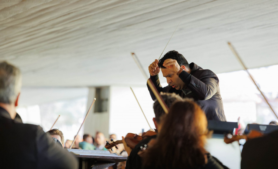 Orquestra Sinfônica do Paraná interpreta Shostakovich e Elgar no próximo domingo - Sob regência do maestro convidado Roberto Ramos, o público terá a oportunidade de ouvir duas obras que dialogam com a amizade e a memória: o "Concerto nº 2 para Violino", do russo Dmitri Shostakovich, interpretado pelo solista convidado Alessandro Borgomanero, e as célebres "Variações Enigma", do inglês Edward Elgar