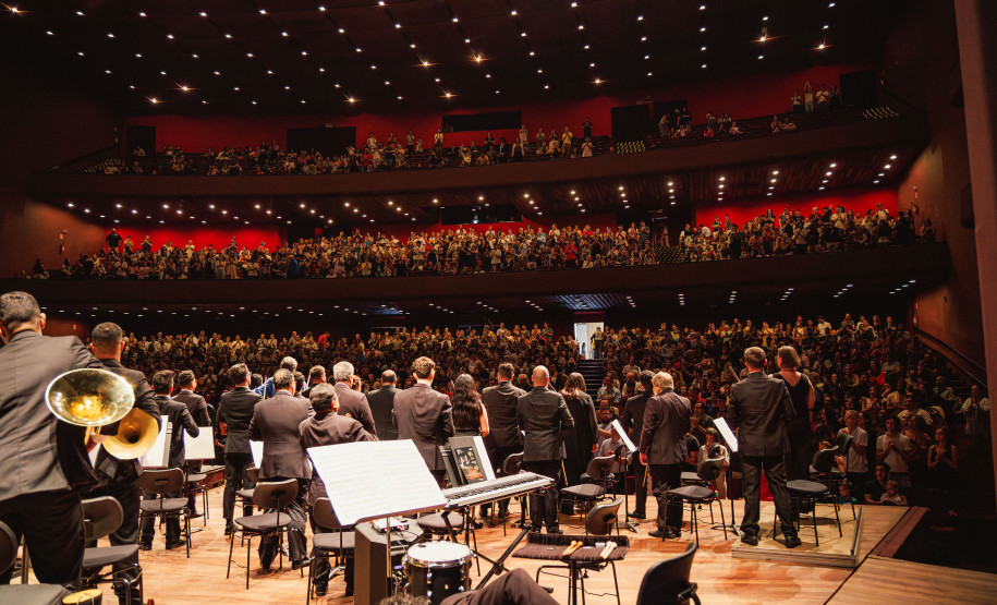 Com o tema amizade, emoção do público marca concerto da Orquestra Sinfônica do Paraná