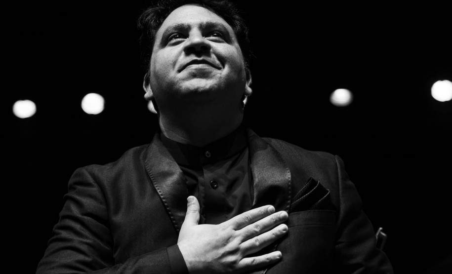 Orquestra Sinfônica do Paraná interpreta Shostakovich e Elgar no próximo domingo - Sob regência do maestro convidado Roberto Ramos, o público terá a oportunidade de ouvir duas obras que dialogam com a amizade e a memória: o "Concerto nº 2 para Violino", do russo Dmitri Shostakovich, interpretado pelo solista convidado Alessandro Borgomanero, e as célebres "Variações Enigma", do inglês Edward Elgar