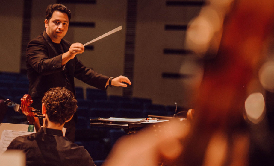 Orquestra Sinfônica do Paraná interpreta Shostakovich e Elgar no próximo domingo - Sob regência do maestro convidado Roberto Ramos, o público terá a oportunidade de ouvir duas obras que dialogam com a amizade e a memória: o "Concerto nº 2 para Violino", do russo Dmitri Shostakovich, interpretado pelo solista convidado Alessandro Borgomanero, e as célebres "Variações Enigma", do inglês Edward Elgar
