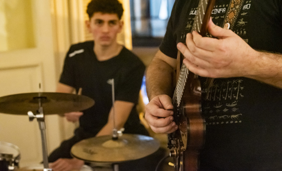 Museu da Imagem e do Som (MIS-PR) - Tons Vizinhos – Toda quarta tem música boa no MIS-PR! O Tons Vizinhos é uma parceria com os estudantes e professores da Escola de Música e Belas Artes do Paraná (Embap), da Universidade Estadual do Paraná (Unespar).