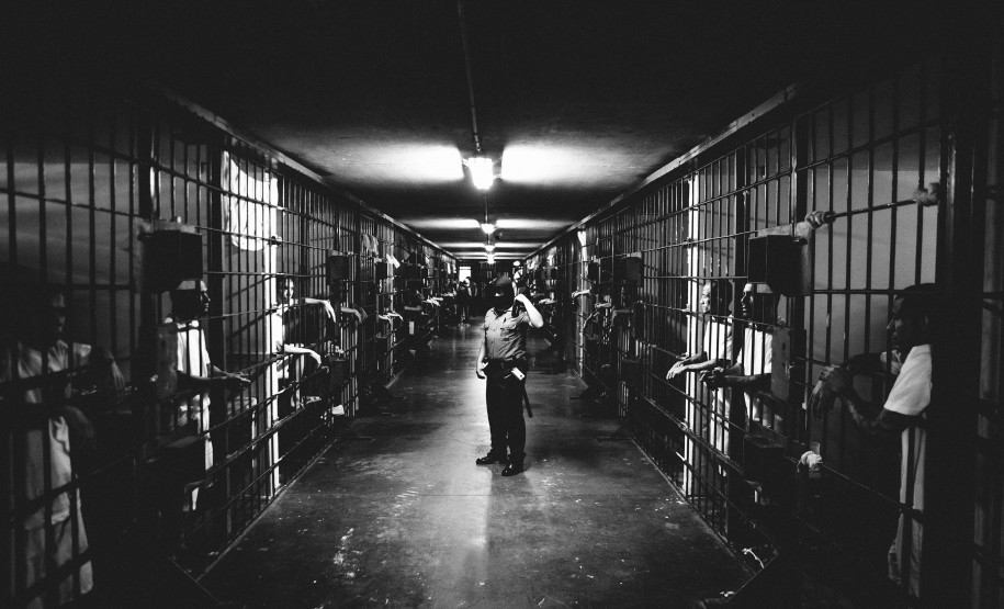 Museu da Imagem e do Som (MIS-PR) - Visita guiada | "Desse Lado do Muro" (Projeto Cárcere) – A visita explora a antiga central de custódia da Rua Barão do Rio Branco, no centro de Curitiba, recentemente anexada ao MIS-PR.