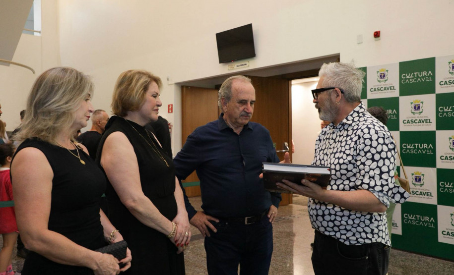 Com teatro lotado, G2 Cia. de Dança encerra 35º Festival de Cascavel