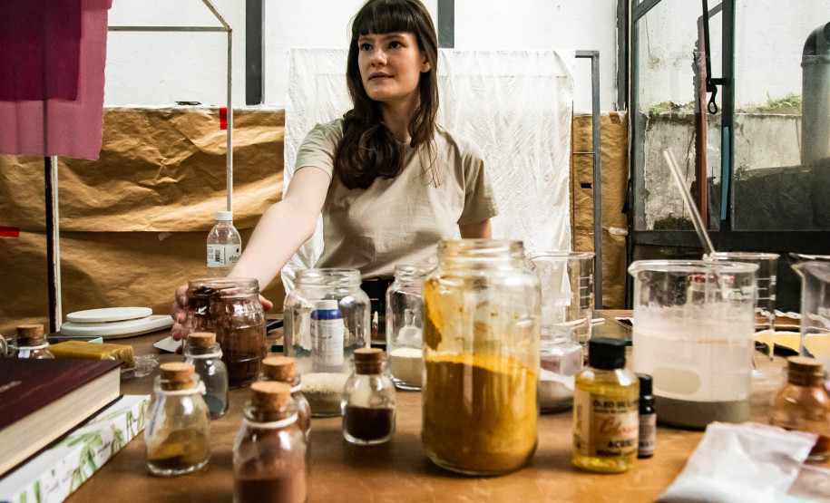 "Coloridos por natureza": artista Bianca Stella é a nova residente da Academia Alfredo Andersen