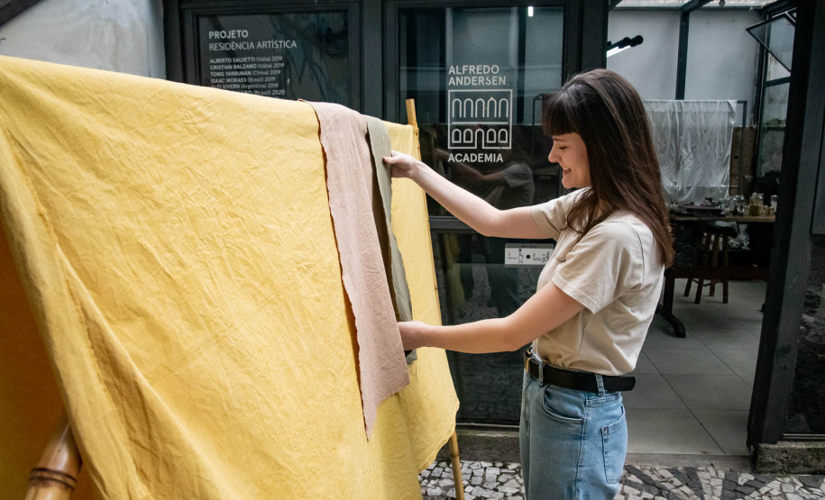 "Coloridos por natureza": artista Bianca Stella é a nova residente da Academia Alfredo Andersen