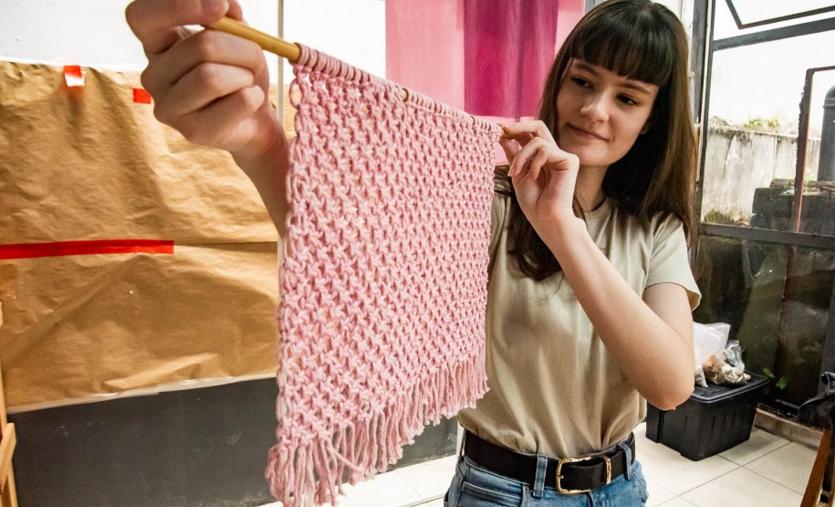 "Coloridos por natureza": artista Bianca Stella é a nova residente da Academia Alfredo Andersen