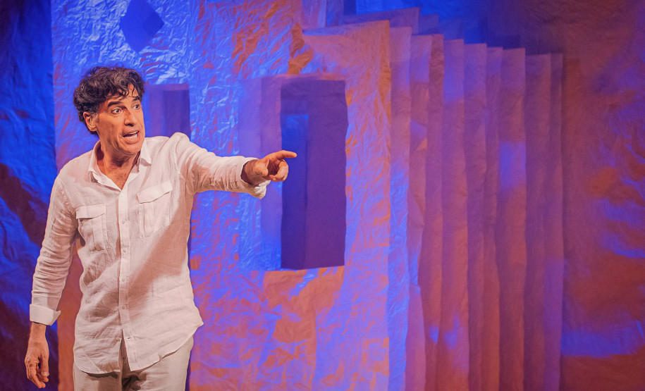 A peça Autobiografia Autorizada, de Juliana Betti e Rafael Ponzi, encerra a programação, em 13 de novembro