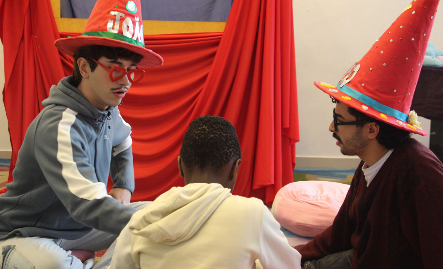 Biblioteca Pública do Paraná (BPP) - Brincando de Ler Atividades de estímulo à procura de diferentes livros e leitura no espaço, além troca de escolhas temáticas entre as crianças.