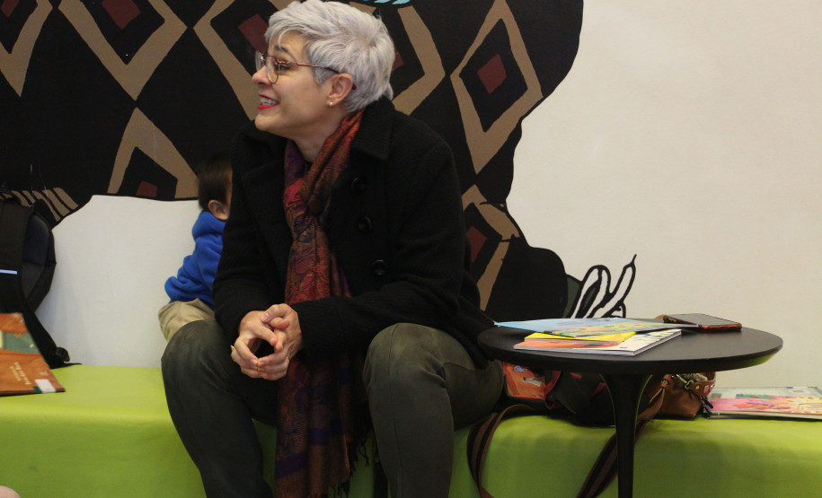 Biblioteca Pública do Paraná (BPP) - Contação de histórias com Coletivo Marianas Apresentação do livro “Poemas para brincar nas quatro estações”, da autora Francine Cruz e ilustradora Débora Bacchi