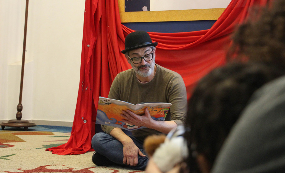 Biblioteca Pública do Paraná (BPP) -Brincando de Ler Atividades de estímulo à procura de diferentes livros e leitura no espaço, além troca de escolhas temáticas entre as crianças.