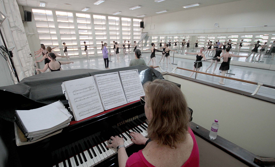 Ópera de Paris compartilha conhecimento com alunos da Escola de Dança do Guaíra