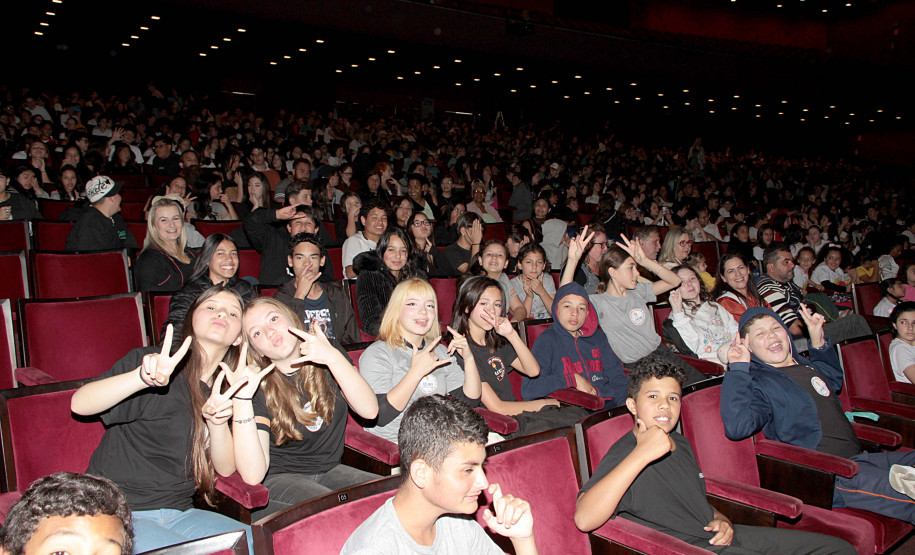 Entrega da reforma do telhado do Teatro Guaíra / parceria da AUDI - Apresentação de Ballet para 600 crianças de escolas públicas.