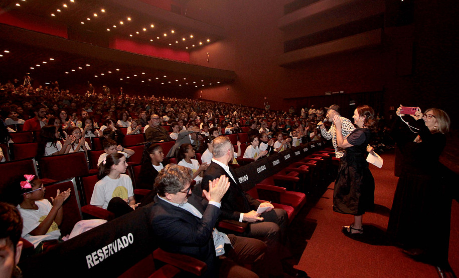 Entrega da reforma do telhado do Teatro Guaíra / parceria da AUDI - Apresentação de Ballet para 600 crianças de escolas públicas.