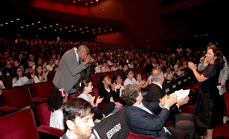 Entrega da reforma do telhado do Teatro Guaíra / parceria da AUDI - Apresentação de Ballet para 600 crianças de escolas públicas.