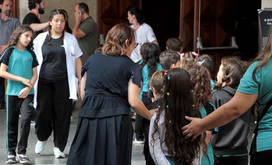 Entrega da reforma do telhado do Teatro Guaíra / parceria da AUDI - Apresentação de Ballet para 600 crianças de escolas públicas.