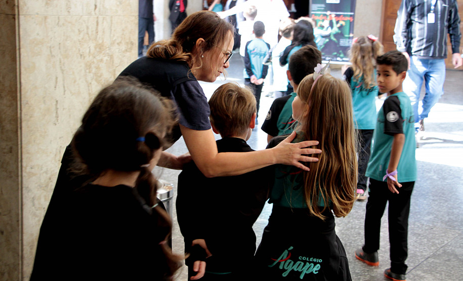 Entrega da reforma do telhado do Teatro Guaíra / parceria da AUDI - Apresentação de Ballet para 600 crianças de escolas públicas.