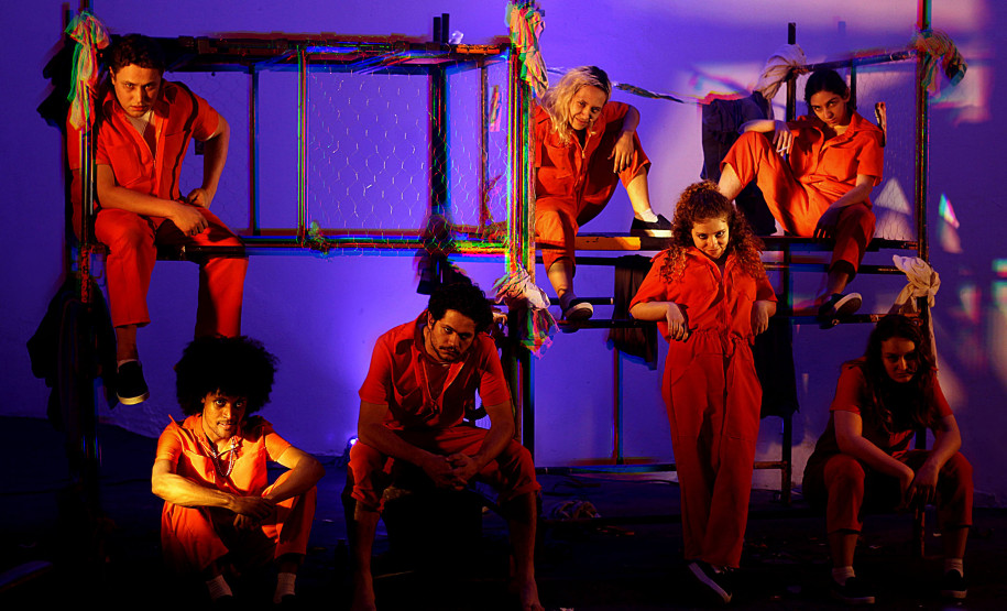 Centro Cultural Teatro Guaíra -  Auditório Glauco Flores Sá de Brito (Miniauditório) - Amarga Ferrugem – Nos dias 28 e 29 de outubro de 2025 (terça e quarta-feira), às 20h, o Miniauditório recebe o espetáculo “Amarga Ferrugem”, uma montagem da Politéia Companhia de Teatro com classificação indicativa de 18 anos, que mergulha nas contradições e tensões do sistema carcerário brasileiro