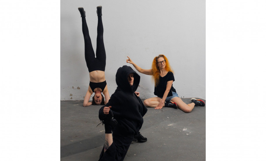 Centro Cultural Teatro Guaíra - Auditório Glauco Flores de Sá Brito (Miniauditório) - CHOQUE – O espetáculo de dança CHOQUE, dirigido por Fernando de Proença, segue em temporada até 19 de outubro, com sessões de quarta a sábado, às 20h, e domingos, às 19h. Em cena, as intérpretes Carmen Jorge, Elke Siedler e Juliana Adur percorrem trajetórias singulares que, ao se sobreporem, formam um corpo coletivo inspirado no conceito de choque de Walter Benjamin.