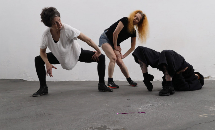 Centro Cultural Teatro Guaíra - Auditório Glauco Flores de Sá Brito (Miniauditório) - CHOQUE – O espetáculo de dança CHOQUE, dirigido por Fernando de Proença, segue em temporada até 19 de outubro, com sessões de quarta a sábado, às 20h, e domingos, às 19h. Em cena, as intérpretes Carmen Jorge, Elke Siedler e Juliana Adur percorrem trajetórias singulares que, ao se sobreporem, formam um corpo coletivo inspirado no conceito de choque de Walter Benjamin.