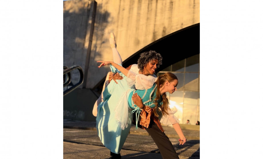 Centro Cultural Teatro Guaíra  -  Auditório Bento Munhoz da Rocha Neto (Guairão)  -  Desencont(r)os – No sábado (1.º), o Teatro Guaíra recebe o espetáculo de dança “Desencont(r)os”, criação da Escola de Ballet Coppelia do Brasil. A apresentação única acontece às 20h, no Auditório Bento Munhoz da Rocha Neto (Guairão)