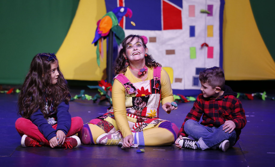 Centro Cultural Teatro Guaíra - Auditório Salvador de Ferrante (Guairinha) Se Essa Rua Fosse Minha – Nos dias 11 e 12 de outubro (sábado e domingo), às 16h, acontece o espetáculo “Se Essa Rua Fosse Minha”, uma peça infantil interativa em que o público participa da narrativa brincando junto com os atores.