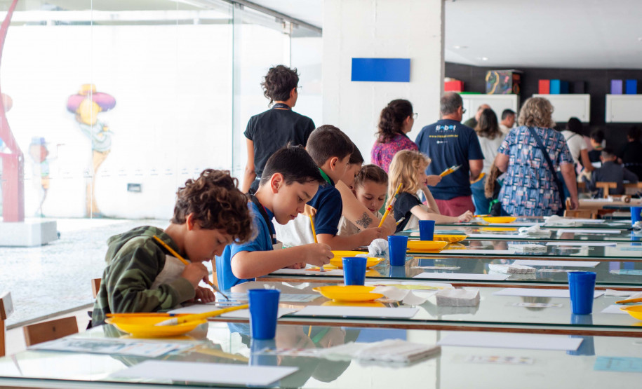 Museu Oscar Niemeyer (MON) - Atividades especiais no Dia das Crianças – No domingo (12), o Museu Oscar Niemeyer irá oferecer várias atividades em comemoração ao Dia da Criança. Haverá o ateliê de criação (colagem); a oficina de movimento, desenho e narrativa; e a pintura de painel com canetinha