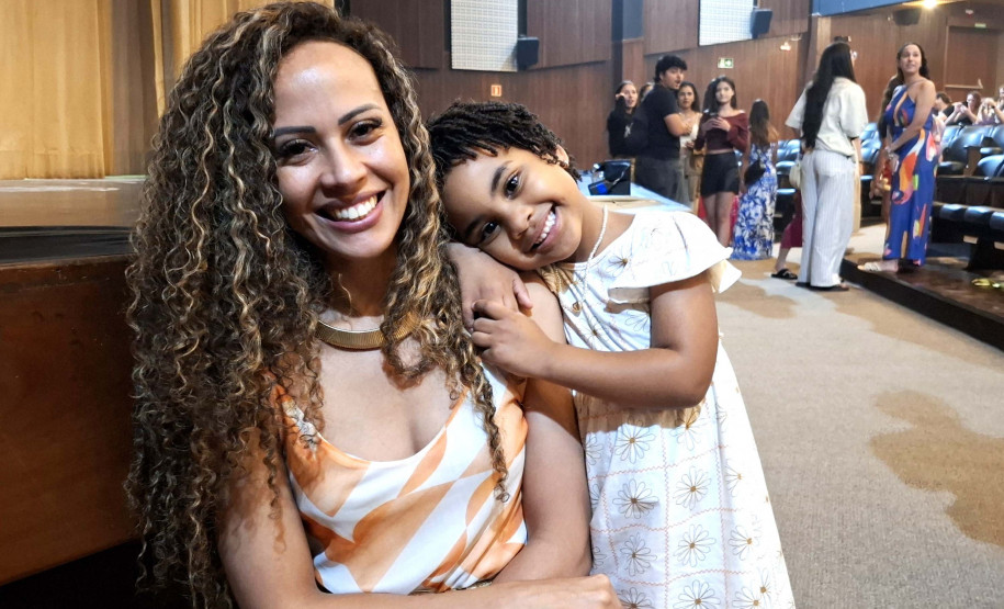 Balé Teatro Guaíra inspira novas gerações em apresentações em Ibiporã - A pequena Clara Hambrusch Leme, de quatro anos, que acompanhou o segundo ato da plateia dançando em frente ao palco, tentando reproduzir os movimentos. A mãe, Elaine de Souza Hambrusch, professora, se emocionou ao ver a filha se inspirar durante a apresentação. “Dá pra ver que a cultura influencia diretamente as novas gerações.