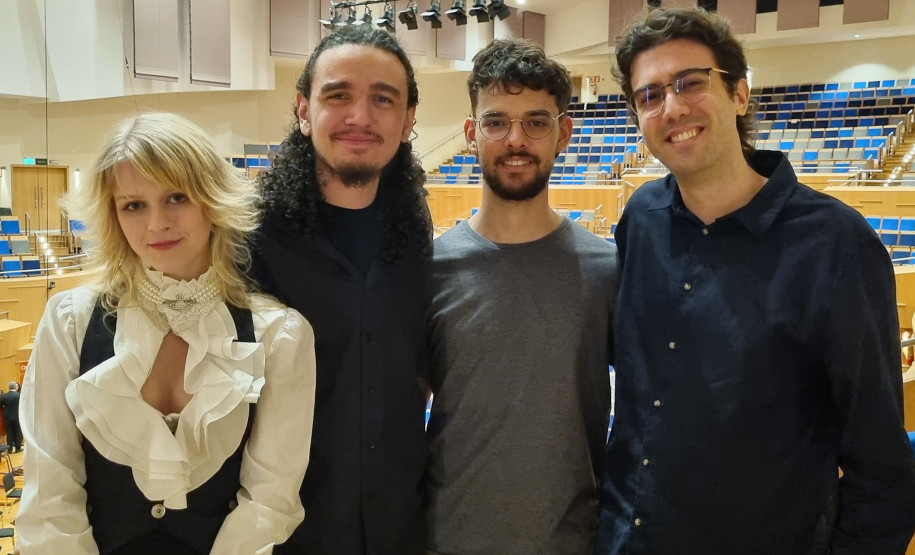 Orquestra Sinfônica do Paraná reúne mil pessoas em concerto inédito em Belo Horizonte Na foto, os amigos Érica Maria, Gabriel Lavorato, Davi Kreppel e Bruno Melo Almeida