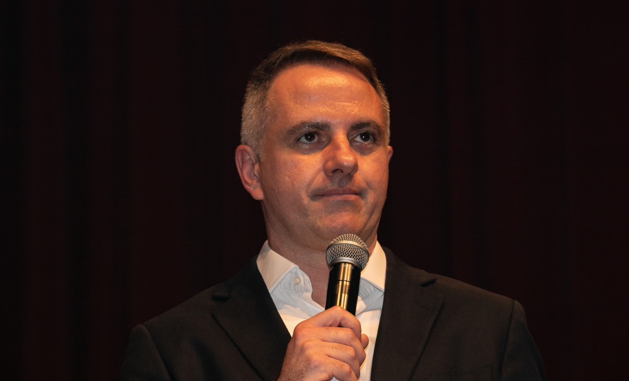 Entrega da reforma do telhado do Teatro Guaíra / parceria da AUDI - Apresentação de Ballet para 600 crianças de escolas públicas.