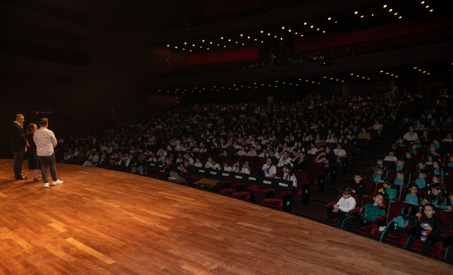 Entrega da reforma do telhado do Teatro Guaíra / parceria da AUDI - Apresentação de Ballet para 600 crianças de escolas públicas.