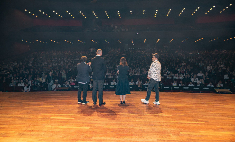 Entrega da reforma do telhado do Teatro Guaíra / parceria da AUDI - Apresentação de Ballet para 600 crianças de escolas públicas.