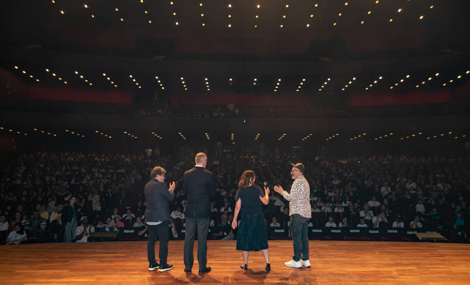 Entrega da reforma do telhado do Teatro Guaíra / parceria da AUDI - Apresentação de Ballet para 600 crianças de escolas públicas.