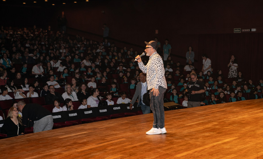 Entrega da reforma do telhado do Teatro Guaíra / parceria da AUDI - Apresentação de Ballet para 600 crianças de escolas públicas.