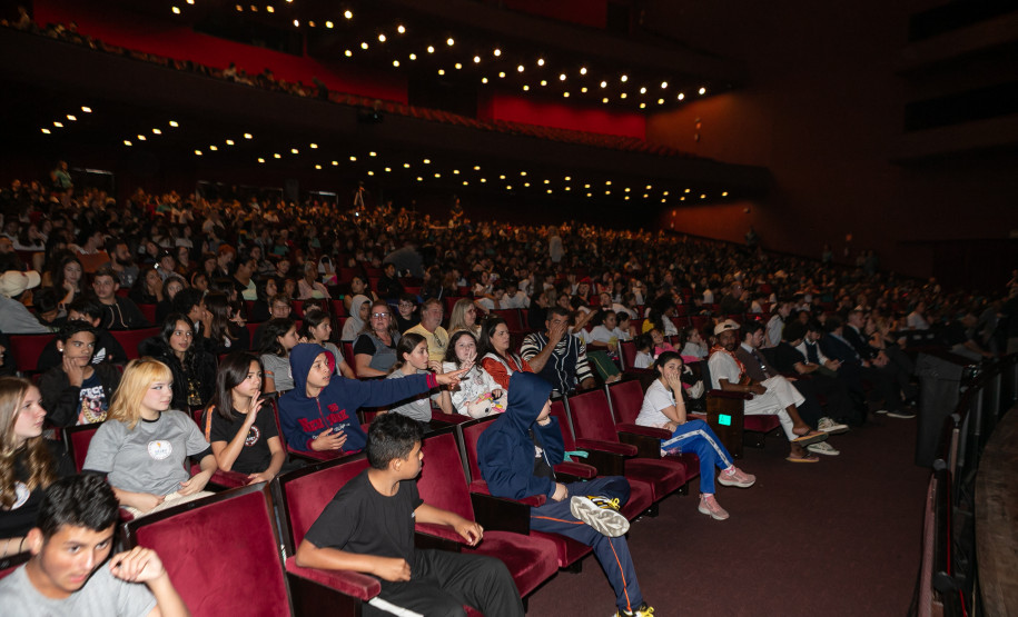 Entrega da reforma do telhado do Teatro Guaíra / parceria da AUDI - Apresentação de Ballet para 600 crianças de escolas públicas.