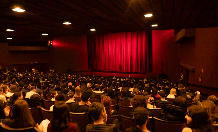 Entrega da reforma do telhado do Teatro Guaíra / parceria da AUDI - Apresentação de Ballet para 600 crianças de escolas públicas.