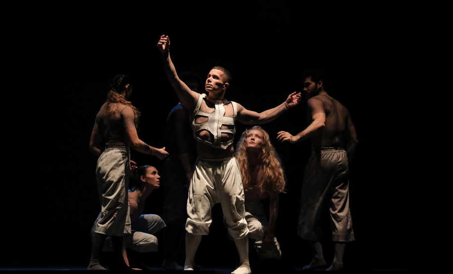 Balé Teatro Guaíra levanta a plateia e emociona no Festival de Dança de Londrina
